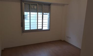 DEPARTAMENTO DE 2 AMBIENTES CON COCHERA APTO CREDITO.  L. de Zamora E.