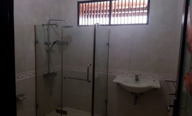 rumah besar dan cantik dengan halaman luas dipupuk