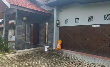 rumah besar dan cantik dengan halaman luas dipupuk