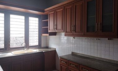 rumah besar dan cantik dengan halaman luas dipupuk