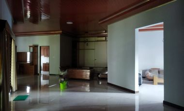 rumah besar dan cantik dengan halaman luas dipupuk