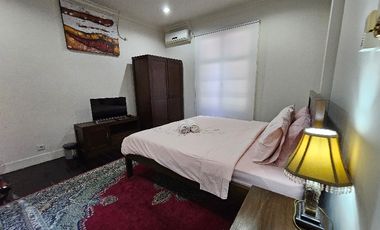 rumah besar dengan tanah luas di tengah kota markoni