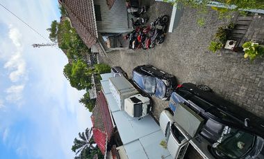 rumah besar dengan tanah luas di tengah kota markoni