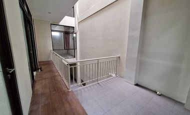 JUAL SEWA RUMAH 2 LANTAI ADA BASEMENT DI CIPAKU KOMPLEK KULDESAK