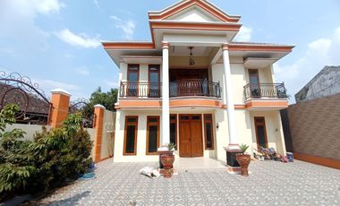 RUMAH MEWAH 2 lt Luas Pinggir Jalan Utama di Papahan Karanganyar Kota