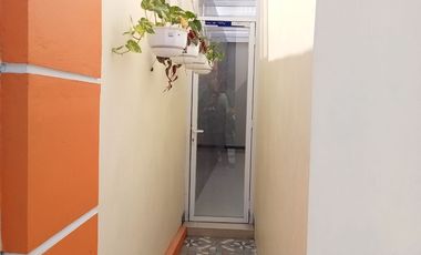 RUMAH MEWAH 2 lt Luas Pinggir Jalan Utama di Papahan Karanganyar Kota