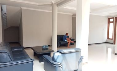 RUMAH MEWAH 2 lt Luas Pinggir Jalan Utama di Papahan Karanganyar Kota