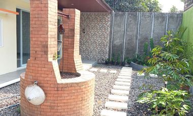 RUMAH MEWAH 2 lt Luas Pinggir Jalan Utama di Papahan Karanganyar Kota