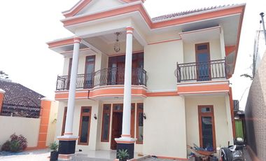 RUMAH MEWAH 2 lt Luas Pinggir Jalan Utama di Papahan Karanganyar Kota