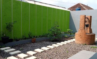 RUMAH MEWAH 2 lt Luas Pinggir Jalan Utama di Papahan Karanganyar Kota