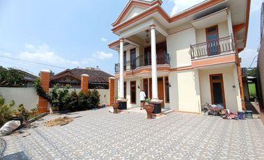 RUMAH MEWAH 2 lt Luas Pinggir Jalan Utama di Papahan Karanganyar Kota