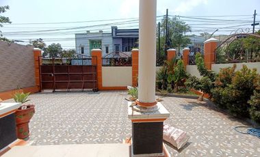 RUMAH MEWAH 2 lt Luas Pinggir Jalan Utama di Papahan Karanganyar Kota