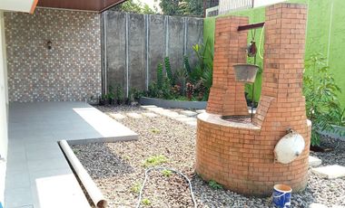RUMAH MEWAH 2 lt Luas Pinggir Jalan Utama di Papahan Karanganyar Kota