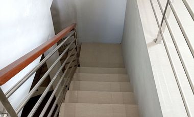 RUMAH MEWAH 2 lt Luas Pinggir Jalan Utama di Papahan Karanganyar Kota