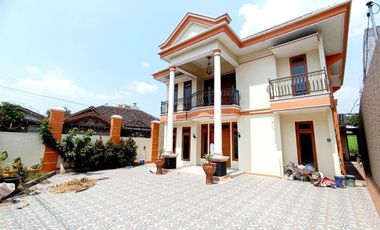 RUMAH MEWAH 2 lt Luas Pinggir Jalan Utama di Papahan Karanganyar Kota