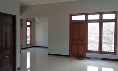 RUMAH MEWAH 2 lt Luas Pinggir Jalan Utama di Papahan Karanganyar Kota