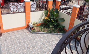 RUMAH MEWAH 2 lt Luas Pinggir Jalan Utama di Papahan Karanganyar Kota