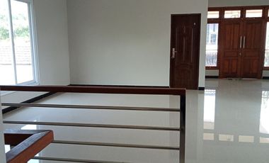 RUMAH MEWAH 2 lt Luas Pinggir Jalan Utama di Papahan Karanganyar Kota