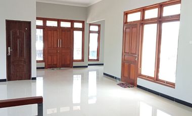 RUMAH MEWAH 2 lt Luas Pinggir Jalan Utama di Papahan Karanganyar Kota