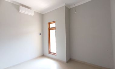 RUMAH MEWAH 2 lt Luas Pinggir Jalan Utama di Papahan Karanganyar Kota