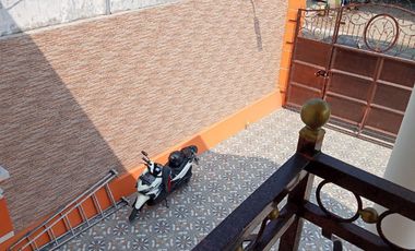 RUMAH MEWAH 2 lt Luas Pinggir Jalan Utama di Papahan Karanganyar Kota