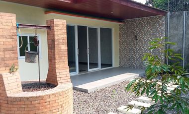 RUMAH MEWAH 2 lt Luas Pinggir Jalan Utama di Papahan Karanganyar Kota