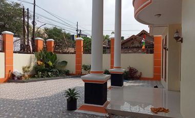RUMAH MEWAH 2 lt Luas Pinggir Jalan Utama di Papahan Karanganyar Kota