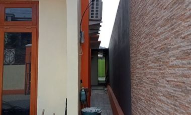 RUMAH MEWAH 2 lt Luas Pinggir Jalan Utama di Papahan Karanganyar Kota