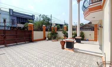 RUMAH MEWAH 2 lt Luas Pinggir Jalan Utama di Papahan Karanganyar Kota