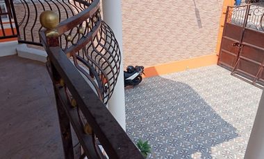 RUMAH MEWAH 2 lt Luas Pinggir Jalan Utama di Papahan Karanganyar Kota