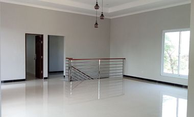 RUMAH MEWAH 2 lt Luas Pinggir Jalan Utama di Papahan Karanganyar Kota