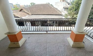 RUMAH MEWAH 2 lt Luas Pinggir Jalan Utama di Papahan Karanganyar Kota