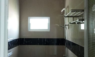 RUMAH MEWAH 2 lt Luas Pinggir Jalan Utama di Papahan Karanganyar Kota