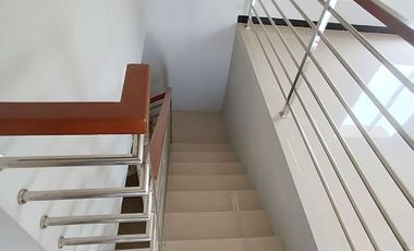 RUMAH MEWAH 2 lt Luas Pinggir Jalan Utama di Papahan Karanganyar Kota