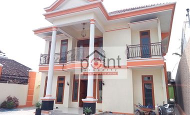 RUMAH MEWAH 2 lt Luas Pinggir Jalan Utama di Papahan Karanganyar Kota