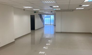 Local comercial de dos pisos con acceso desde la calle en eje Irarrázaval