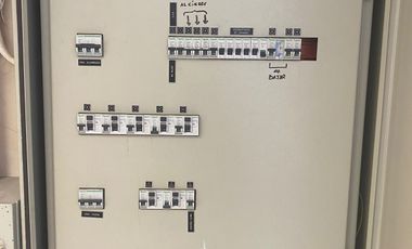 Local comercial de dos pisos con acceso desde la calle en eje Irarrázaval