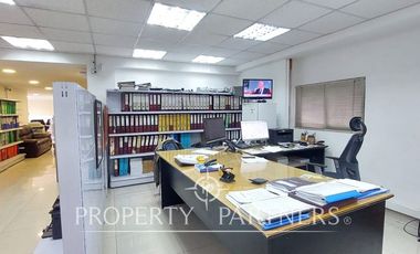 Local comercial de dos pisos con acceso desde la calle en eje Irarrázaval