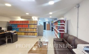 Local comercial de dos pisos con acceso desde la calle en eje Irarrázaval