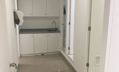 Local comercial de dos pisos con acceso desde la calle en eje Irarrázaval