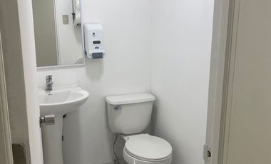 Local comercial de dos pisos con acceso desde la calle en eje Irarrázaval