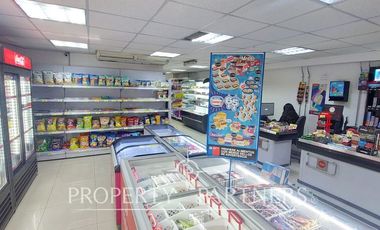 Local comercial de dos pisos con acceso desde la calle en eje Irarrázaval