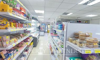 Local comercial de dos pisos con acceso desde la calle en eje Irarrázaval