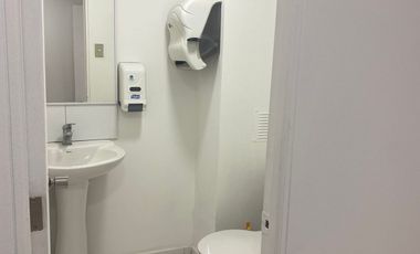 Local comercial de dos pisos con acceso desde la calle en eje Irarrázaval