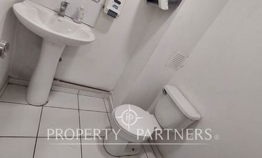 Local comercial de dos pisos con acceso desde la calle en eje Irarrázaval