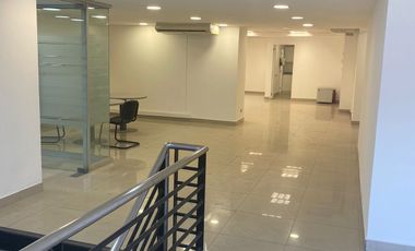 Local comercial de dos pisos con acceso desde la calle en eje Irarrázaval