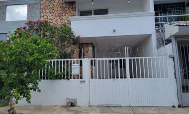 Casa en Calle Monte Olimpo, cerca del Estadio Jalisco