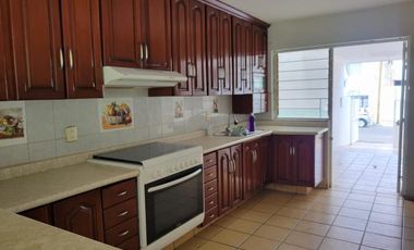 Casa en Calle Monte Olimpo, cerca del Estadio Jalisco