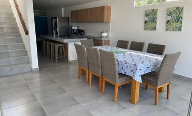 SE VENDE LINDA CASA EN LA PLAYA HONDA, CERRO AZUL