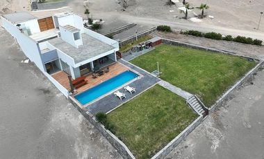 SE VENDE LINDA CASA EN LA PLAYA HONDA, CERRO AZUL